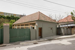 Nízkonákladová rekonstrukce dělnického domku v okresním městě Šaľa od ORA Architekti