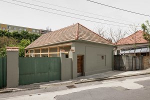 Nízkonákladová rekonstrukce dělnického domku v okresním městě Šaľa od ORA Architekti