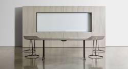 Stůl Skill se vyznačuje elegantním designem a navzdory tomu, že působí subtilně, je velmi odolný.