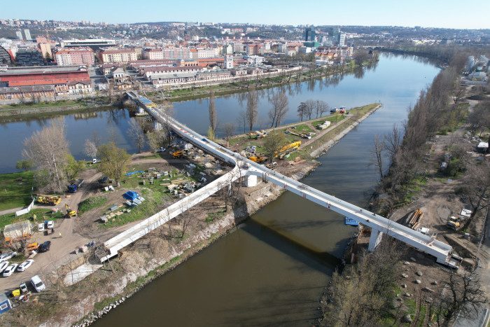 Tři sta metrů dlouhá lávka pro pěší a cyklisty, která spojí Holešovice s Karlínem, se otevře začátkem léta