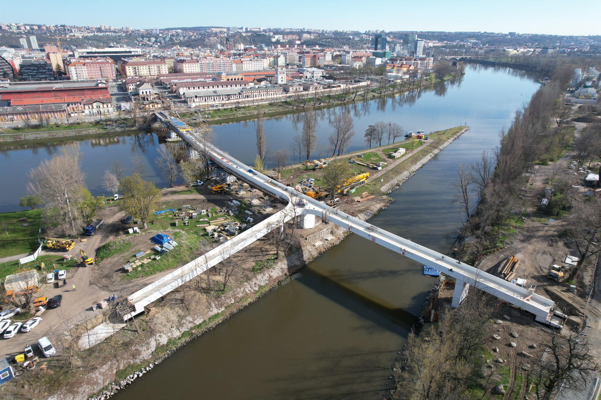Tři sta metrů dlouhá lávka pro pěší a cyklisty, která spojí Holešovice s Karlínem, se otevře začátkem léta