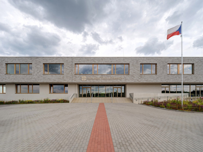 V Šeberově mají novou základní školu. Navrhlo ji studio ADR.
