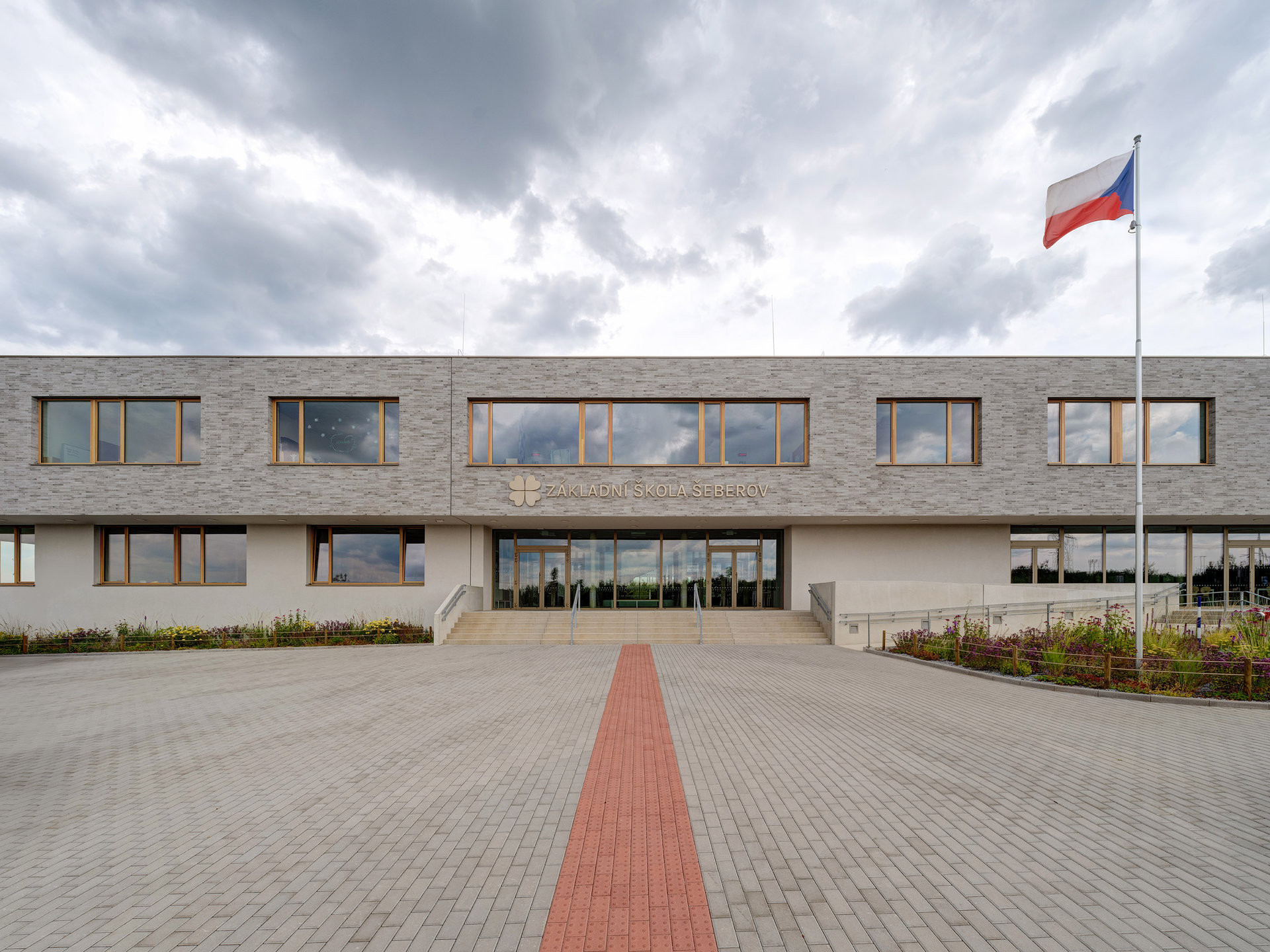 V Šeberově mají novou základní školu. Navrhlo ji studio ADR.