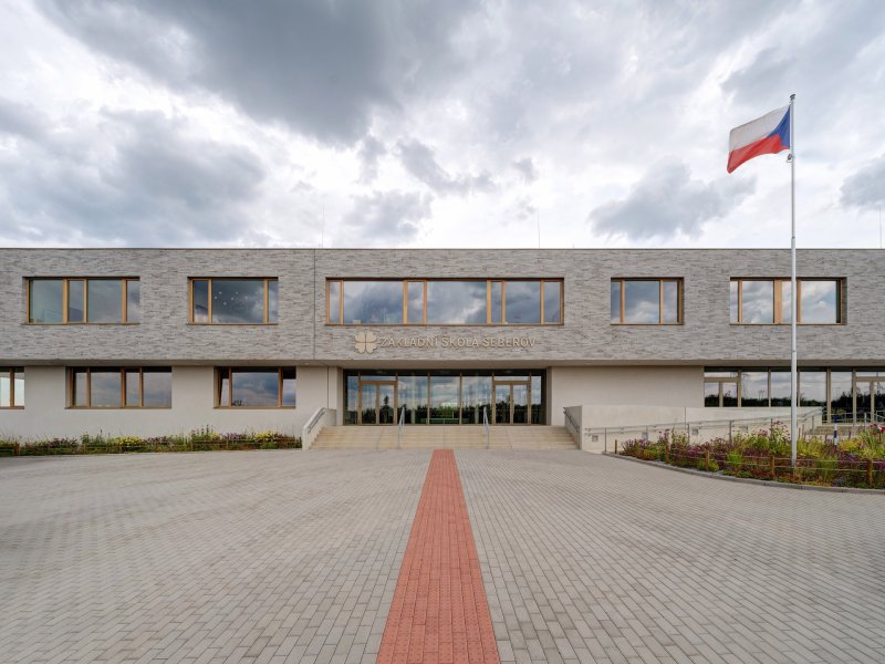 V Šeberově mají novou základní školu. Navrhlo ji studio ADR.