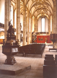 Přesunutý kostel v Mostě. Zdeňka Nováková navrhla jeho interiér.