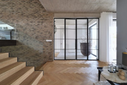 Bungalov s šedivým cihelným páskem na fasádě. Ten je podle majitelů pěkný i praktický na údržbu.