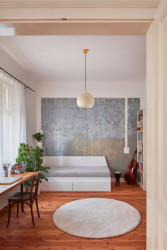 Rekonstrukce domu v Jindřichově Hradci od Matěje Šebka a Martina Petříka: Součástí bytu v přízemí jsou dva samostatné pokoje.