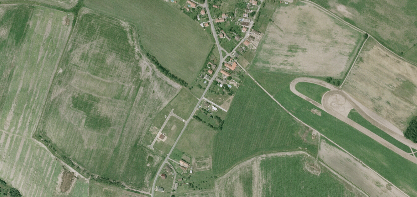 Němčice u Pardubic, 2002. Vesnice leží mezi Pardubicemi a Hradcem Králové na úpatí Kunětické hory. Rostou tu ve velkém rodinné domy, stěhují se sem rodiny, takže obec patří k nejmladším v Pardubickém kraji.