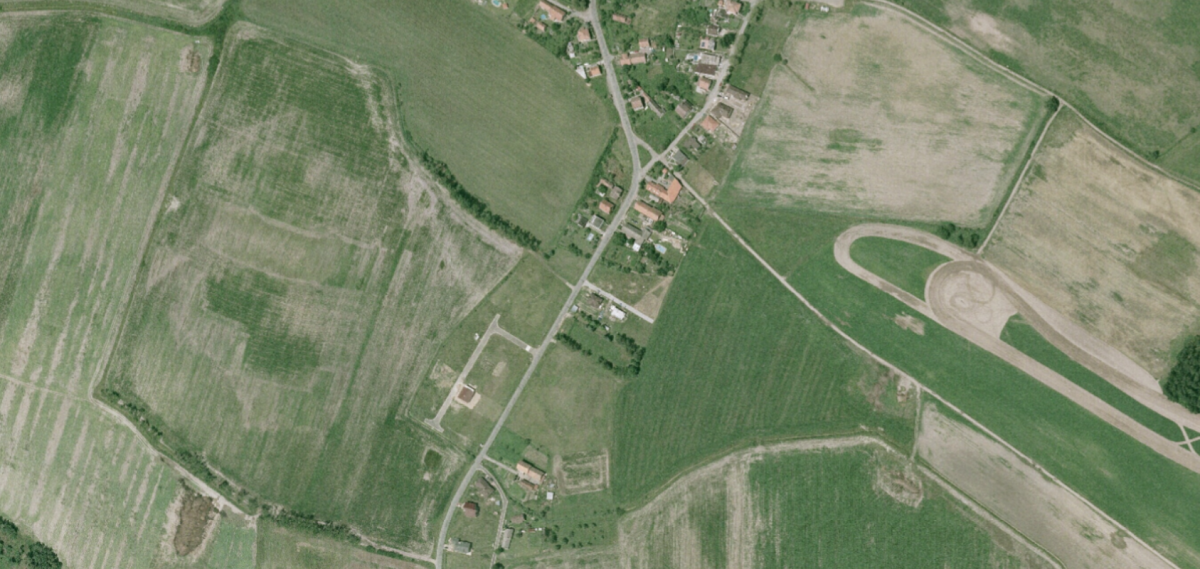 Němčice u Pardubic, 2002. Vesnice leží mezi Pardubicemi a Hradcem Králové na úpatí Kunětické hory. Rostou tu ve velkém rodinné domy, stěhují se sem rodiny, takže obec patří k nejmladším v Pardubickém kraji.