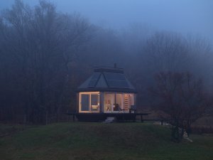 Světlo napájí baterie, které se dobíjí sluncem. (Domek ve vinici; Ark-Shelter, Archekta)