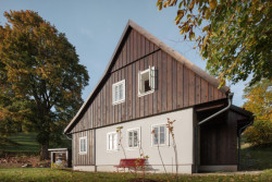 Fasáda je rovněž vytvořená postaru: svislá prkna, mezery mezi nimi kryjí latě.