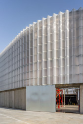 Teplárna funguje na spalování biomasy, dovnitř se vozí touto bránou s vraty z pozinkovaného plechu. (Centrála tepelné elektrárny v Palencii, FRPO Rodríguez & Oriol)