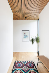 Rodinný dům v Berouně, Markéta Bromová architekti: U hlavního vstupu se nachází šatna, komora a záchod