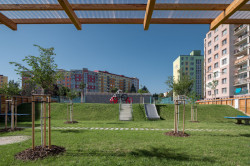 Architekti v něm pracovali se zlomem terénu, který na místě už byl - původní restaurace do něj byla zaklíněná. (Vnitroblok Manětínská v Plzni, Sporadical)