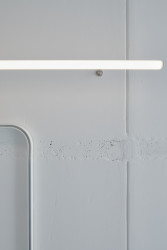 Detail "jizvy" na panelu.