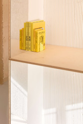 Celku dodávají aspekt hrubosti. (Byt pro malířku v Praze-Holešovicích od Plus One Architects)