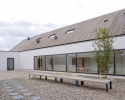 Škola ve francouzském Josnes od studia FAUN