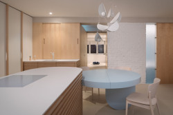 Pohled do kuchyně ("Open space" byt v Hodoníně od Atel!er)