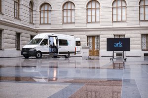 Mobilní digitalizační stanice Archa III vyslaná na Ukrajinu umožňuje přímo v terénu vytvářet detailní 3D záznamy ohrožených památek a sbírkových předmětů. 