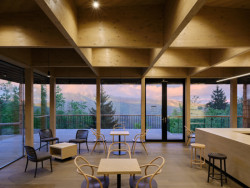 Výhled se otvírá na Čertův mlýn, další velký kopec Beskyd. (Brána Pusteven; henkai architekti)