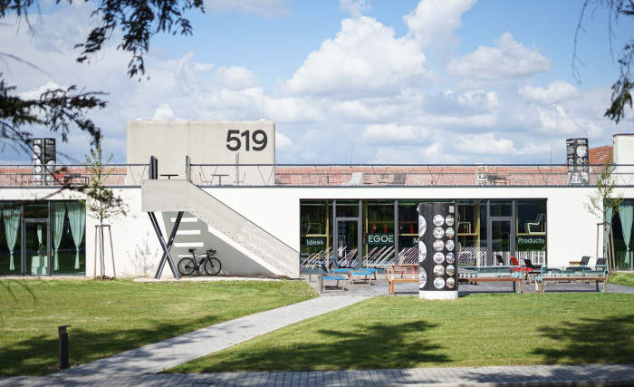 Společnost Egoé vytvořila laboratoř průmyslového designu a centrum veřejného prostoru. Najdete ho na drese Bílovice 519.
