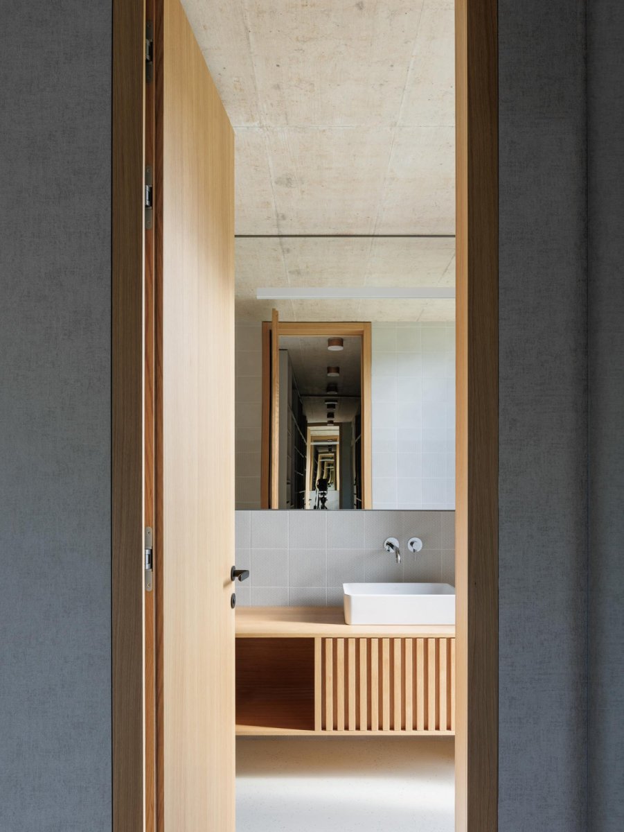 Koupelna rodičů (Dům u vinohradu, ARCHITEKTI mikulaj & mikulajová )