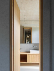 Koupelna rodičů (Dům u vinohradu, ARCHITEKTI mikulaj & mikulajová )