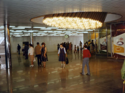 Zmizel také unikátní světelný objekt od Václava Ciglera na Náměstí Míru, který měnil intenzitu světla podle počtu lidí ve vestibulu. Odstraněn byl v roce 1998.