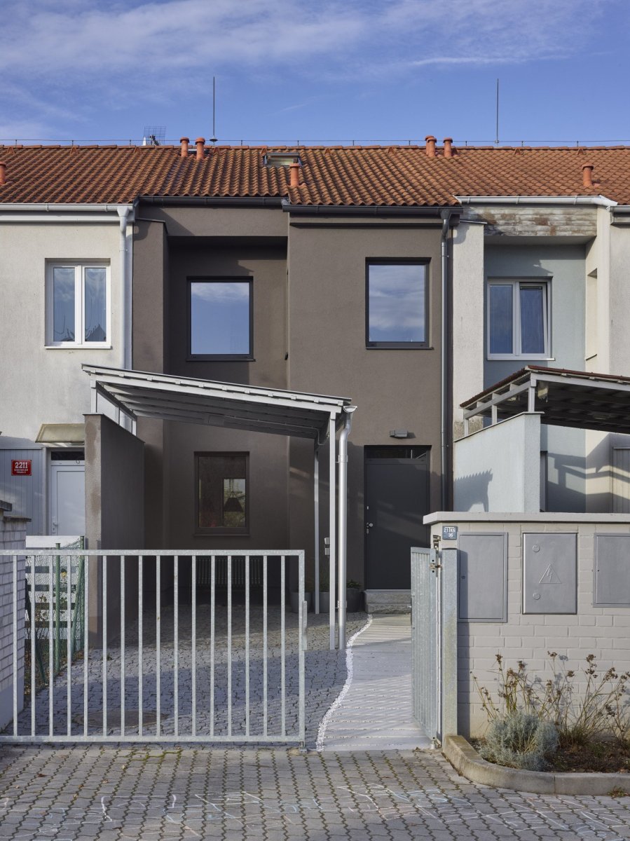Rekonstrukce řadového domu v Újezdu nad Lesy od architektky Terezy Čudové Ajmové