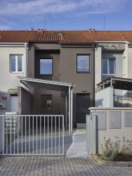 Rekonstrukce řadového domu v Újezdu nad Lesy od architektky Terezy Čudové Ajmové