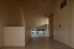 V interiéru se projevují pohledové smrkové biodesky z dřevěných panelů.