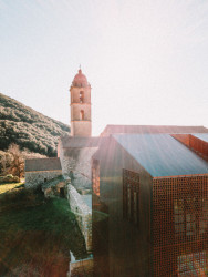 Klášter Saint-François byl v 15. století postaven ze žuly, měď se k němu teď přidala proto, že se architektce líbí, jak ji koroze v čase proměňuje.