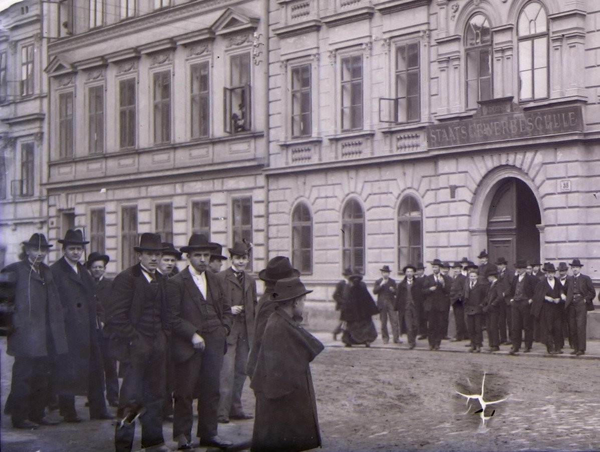 Studenti německé průmyslové školy u jejích budov v Tylově ulici (Výstava plzeňské průmyslové školy)