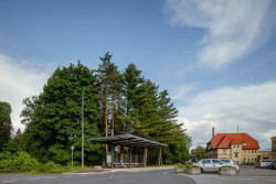 S parkem v zády. Zastávka Politických obětí ve Frýdku-Místku. (Zastávka ve Frýdku-Místku, KLAR)