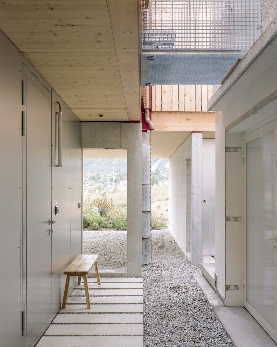 Rodinné komunitní bydlení ve Villy, Madeleine architectes, Studio François Nantermod: Původní dům je od nové přístavby oddělen mezerou