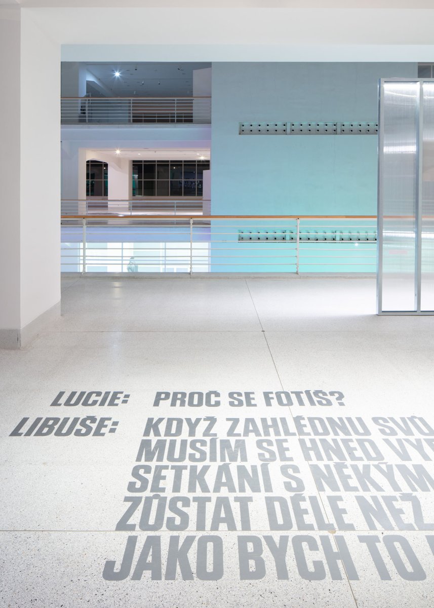 Podstatnou součástí instalace je také grafický design Anežky Minaříkové a Marka Nedelky. (Výstava Libuše Jarcovjaková, ateliér AnnaMAT)