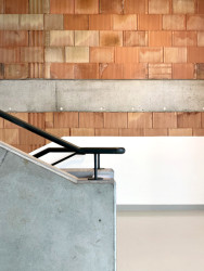 Beton, cihly a sádrokartonové desky, vše zůstalo přiznáno, a je to zábavné! Hrubé materiály jsou odhalené ve vyšší výšce, podlahy a sokly stěn jsou hladké, aby se tady dobře uklízelo.