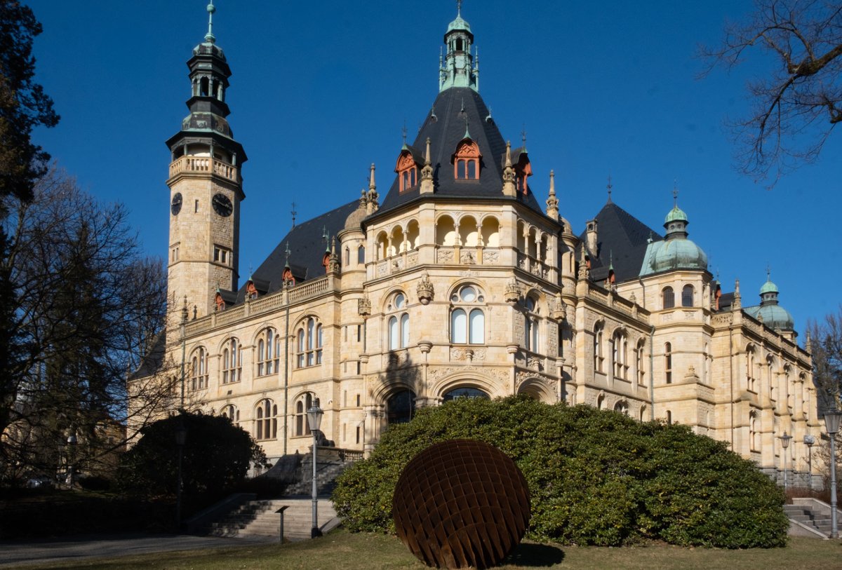 Až sejdete na Masarykovu třídu vynoří se před vámi bývalé městské lázně a Severočeské muzeum - MUZA. Je to nejstarší uměleckoprůmyslové muzeum v Česku, navíc s vyhlídkovou věží.