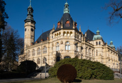 Až sejdete na Masarykovu třídu vynoří se před vámi bývalé městské lázně a Severočeské muzeum - MUZA. Je to nejstarší uměleckoprůmyslové muzeum v Česku, navíc s vyhlídkovou věží.