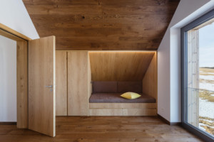 Pohled do ložnice (Šumavská chalupa; Atelier VAS)