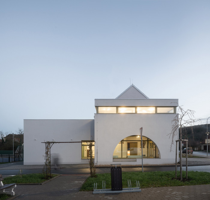 Boční přístavba, i s nově vzniklým foyer, se stala výrazným prvkem otevírajícím budovu do prostoru. (Sokolovna ve Veverských Knínicích, studio New Work)