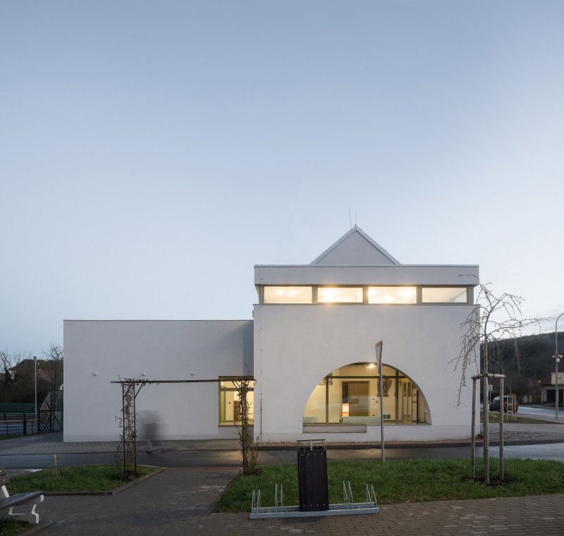Boční přístavba, i s nově vzniklým foyer, se stala výrazným prvkem otevírajícím budovu do prostoru. (Sokolovna ve Veverských Knínicích, studio New Work)