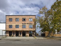 Starý rodinný mlýn dostal novou funkci. Jako penzion a bistro slouží návštěvníkům moravského Podluží (Mlýn Hrušky, Pelčáka a partner,2022)