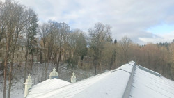 Pohled ze střechy, v pozadí ruiny zámku (rok 2025)