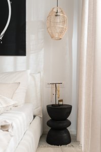 Interiérová designérka Diana Perknovská navrhla byt pro svou sestru, ve kterém se snoubí světlé barvy s přírodními materiály