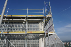 Baťův mrakodrap ve Zlíně se dočkal nové fasády. Lešení pro rekonstrukci dodala společnost PERI.