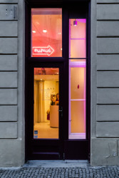 Soutěž o nejlepší výlohu vyhrála hravá instalace hory skořápek od designérek Adély Kadlčákové a Marie Sixtové.