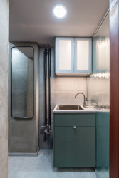 Vršovická dvojčata, Studio Reaktor: Koupelnový nábytek hmotově navazuje na kuchyňskou linku, vzniká zde optický klam zrcadlení dřezu