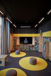 Součástí je koutek pro děti, který se využívá taky k besedám. (Městská knihovna v Rožnově pod Radhoštěm, ČTYŘSTĚN)