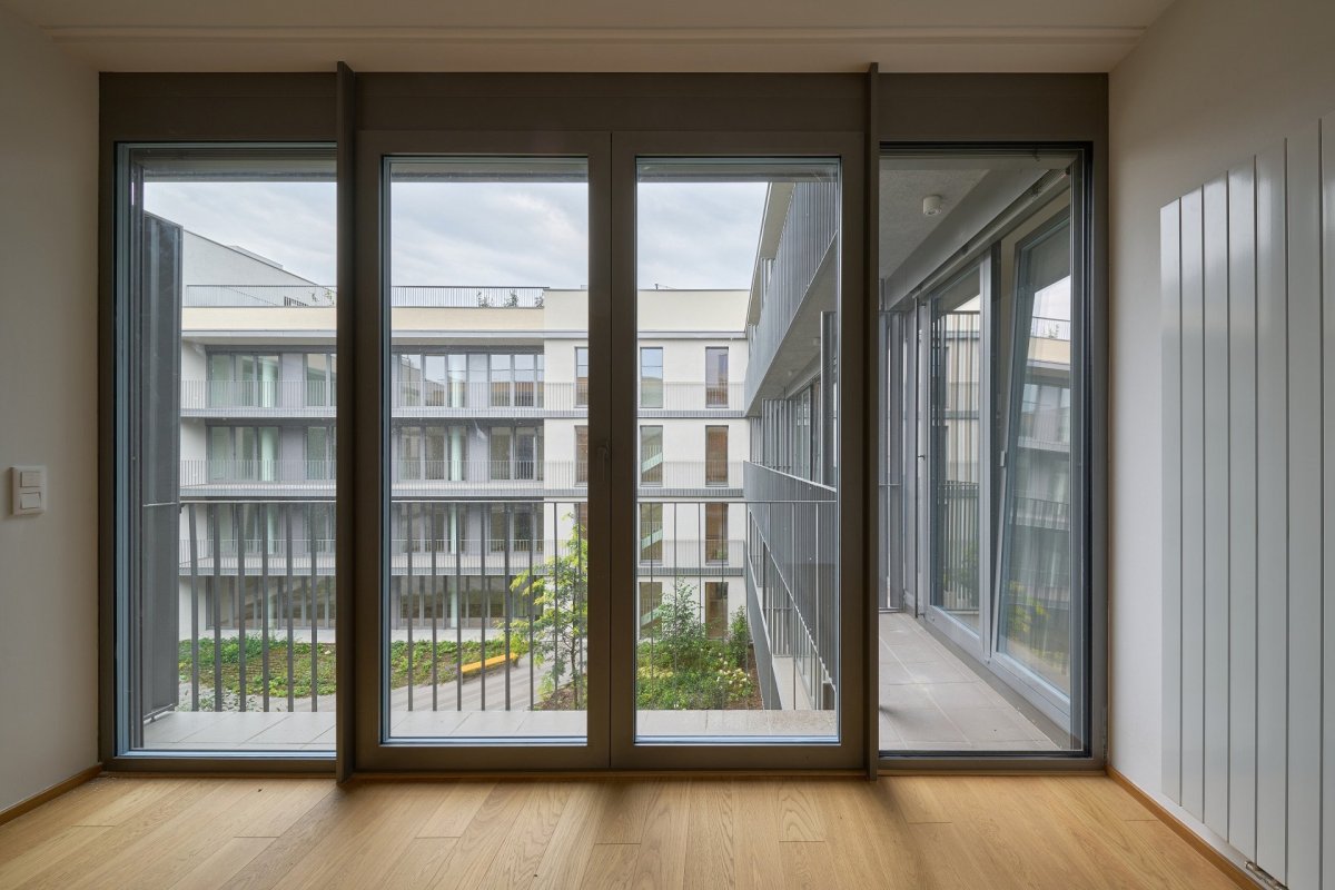 Pohled do interiéru bytu (Bytový dům Nové Lauby v Ostravě, ateliér znamení čtyř - architekti)